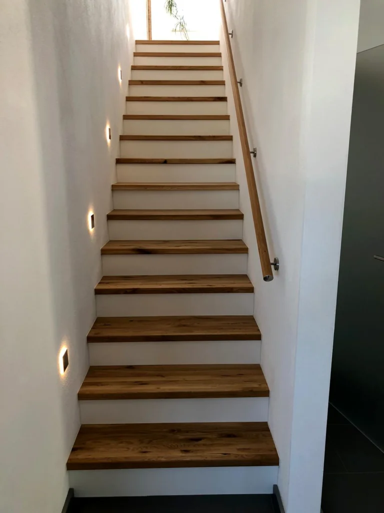 Treppe mit Holztrittstufen