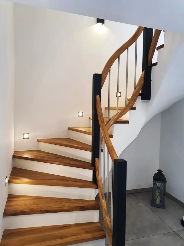 Wendeltreppe mit Holzgeländer und Trittstufen aus Holz